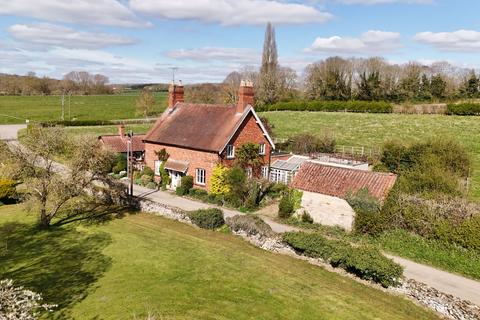 Mill Lane, Empingham, Oakham, LE15 8QE 3 bed semi
