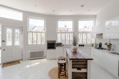 Oglander Road, London, SE15 2 bed ground floor maisonette for sale