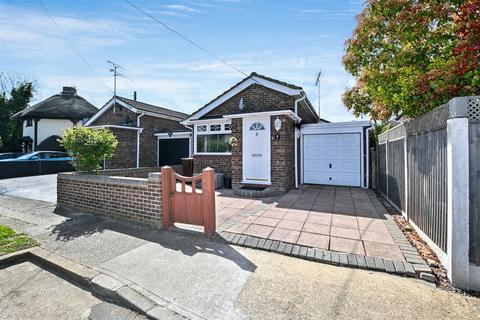 Beechcroft Road, Canvey Island SS8 2 bed detached bungalow for sale