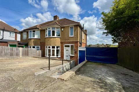 Walcot Avenue, Round Green, Luton... 3 bed semi
