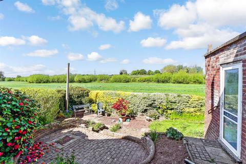 Lyngs Close, Yalding, Maidstone, Kent 2 bed semi