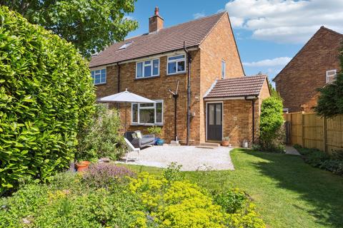 Giffard Way, Aylesbury HP18 2 bed semi