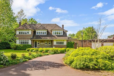 Headley Road, Leatherhead, Surrey, KT22 4 bed detached house for sale