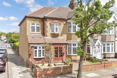 Campbell Avenue, Ilford IG6 5 bed end of terrace house