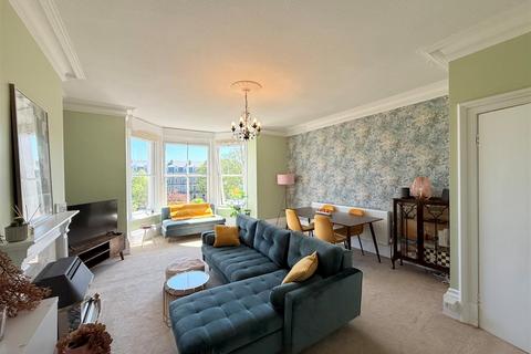Prince Of Wales Terrace, Scarborough 2 bed flat for sale