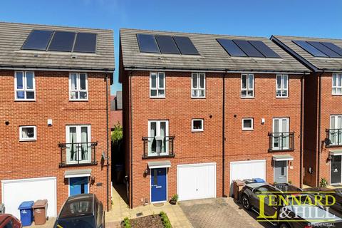 Grangewick Road, Grays RM16 3 bed semi