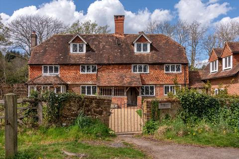 Holdfast Lane, Haslemere, Surrey, GU27 5 bed detached house for sale