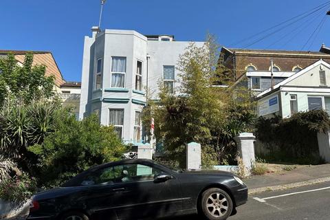 3 Ellenslea Road, St.... 8 bed semi
