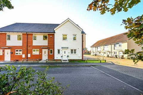 Row Town, Row Town, Addlestone, KT15 3 bed end of terrace house for sale