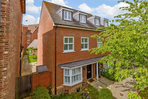 Discovery Drive, West Malling ME19 4 bed semi