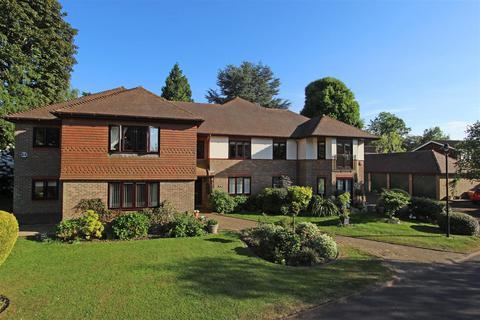 Petersmead Close, Tadworth 2 bed apartment for sale