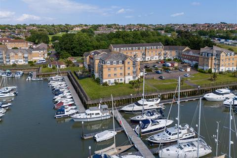 Medina View, East Cowes PO32 2 bed apartment for sale
