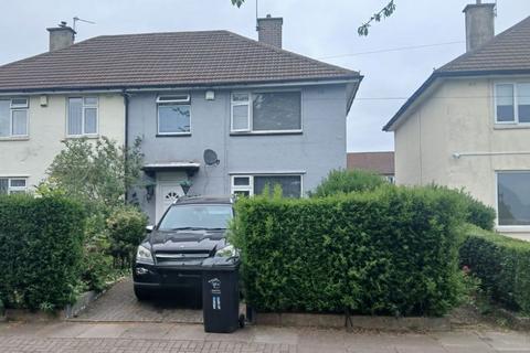 11 Hefford Gardens, Leicester, LE4 2DJ 3 bed semi