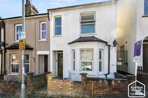 70A St. James Road, Watford... 2 bed flat for sale