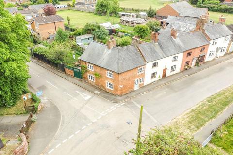 West End, Northampton NN6 3 bed end of terrace house for sale