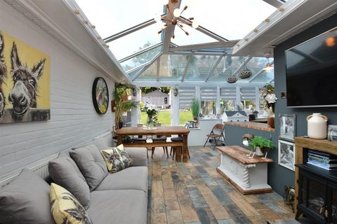 Prince Edward Road, Billericay CM11 4 bed detached bungalow