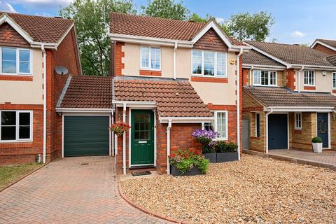 Montague Close, Wokingham, Berks. 3 bed detached house for sale