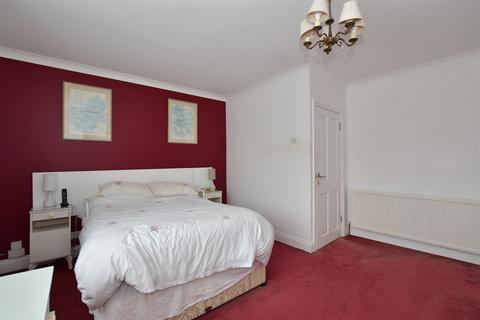 Shirley Court, Ilford IG2 2 bed end of terrace house for sale