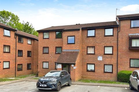 Valley Green, Hemel Hempstead HP2 2 bed flat for sale