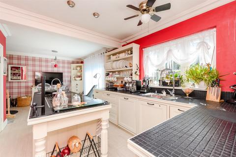 Coronation Close, Bexley, Kent 3 bed semi