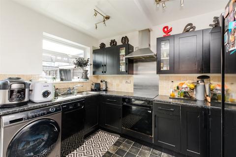 Kingswood Close, Dartford, Kent 3 bed end of terrace house for sale