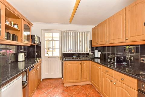 Kingscote Road, Cowplain... 3 bed semi