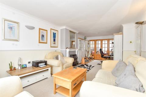 Kingscote Road, Cowplain... 3 bed semi