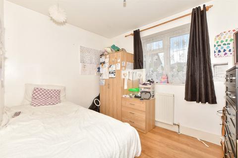 Bradstone Avenue, Folkestone, Kent 2 bed ground floor flat for sale
