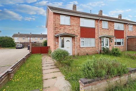 Hopelyn Close, Lowestoft 3 bed semi