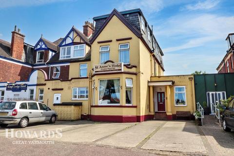 7 Norfolk Square, Great Yarmouth Guest house for sale