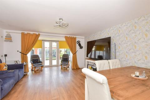 Winder Place, Aylesham, Canterbury, Kent 4 bed semi