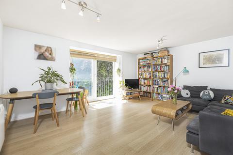 Windsor Court, London, SE19 2 bed apartment for sale