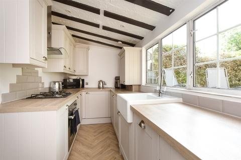 Beechen Lane, Lower Kingswood KT20 2 bed end of terrace house for sale