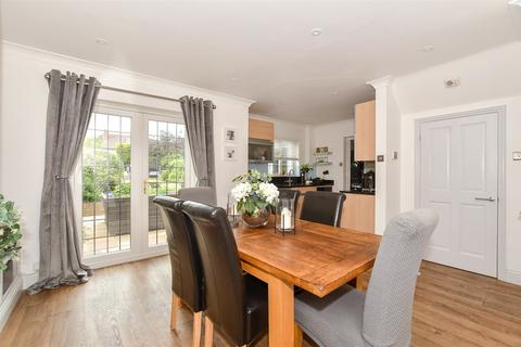 Comptons Lane, Horsham, West Sussex 3 bed semi