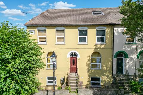 Marlborough Road, Gillingham, Kent, ME7 2 bed flat for sale