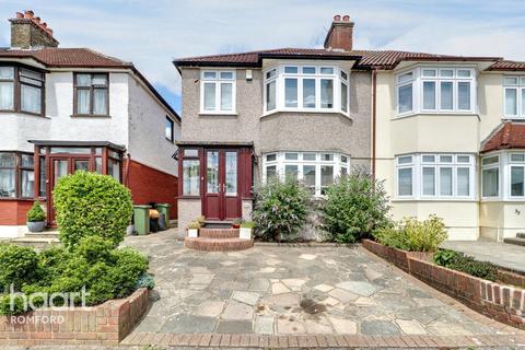 Maidstone Avenue, Romford, RM5 3DB 3 bed semi