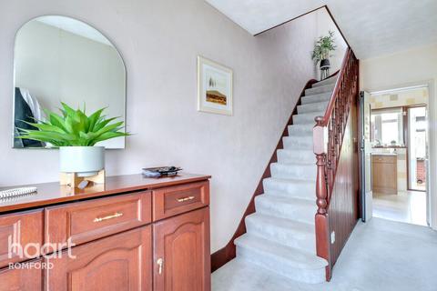 Maidstone Avenue, Romford, RM5 3DB 3 bed semi