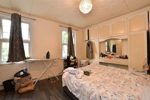 Kenilworth Avenue, London E17 3 bed terraced house for sale