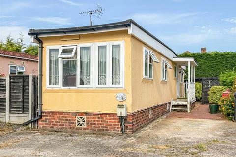Kingsmans Farm Road, Hockley SS5 1 bed park home for sale