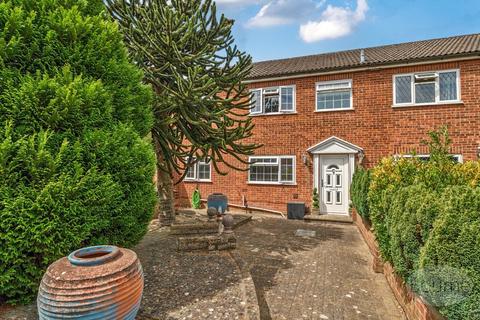 Newton Way, Farnham GU10 4 bed end of terrace house for sale
