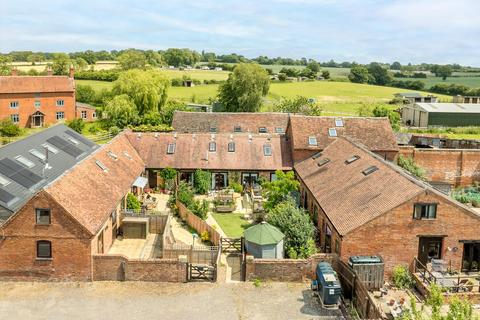 Mousley End, Hatton, Warwickshire, CV35 1 bed barn conversion for sale