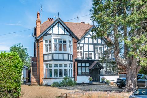Douglas Road, Harpenden, Hertfordshire 2 bed flat for sale
