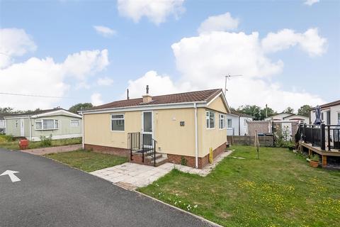 Tithepit Shaw Lane, Warlingham CR6 2 bed bungalow for sale