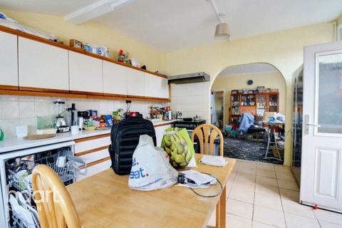 County Road, Swindon Guest house for sale