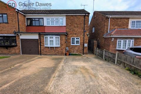 Somerset Road, Linford 3 bed semi