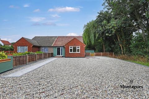 Middle Street, Nazeing, EN9 2 bed bungalow for sale