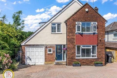 Warwick Avenue, Cuffley 3 bed detached house for sale