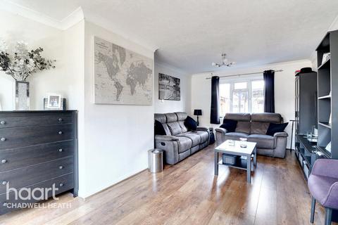 Kingston Hill Avenue, Romford 3 bed terraced house for sale