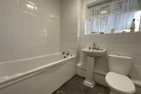 Shepeshall, Basildon, Essex 2 bed ground floor flat for sale