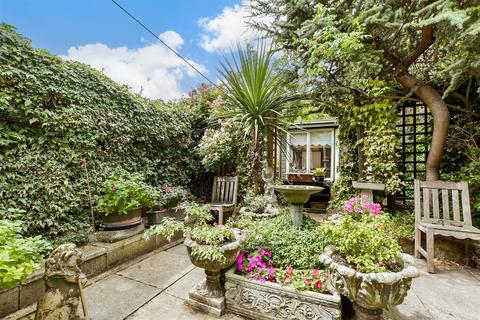 Hunting Gate Mews, Sutton, Surrey 2 bed terraced house for sale